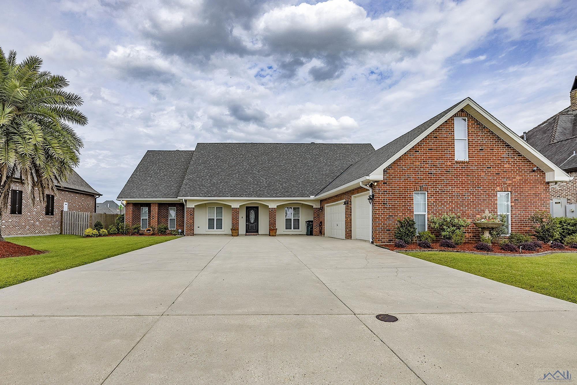 381 TIGERLILY DR, Houma, LA 70360