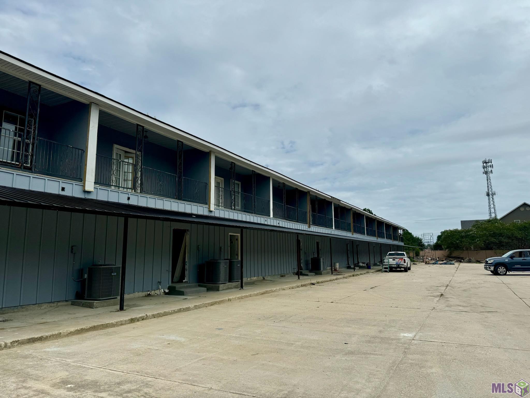 This property is located on the high traffic road of Burbank Dr near Lee Dr. A highly popular multi-family and residential area with tons of restaurants, fast food places, gas stations, etc nearby. The property is only 1.7 miles from LSU campus and around 7 miles from Downtown Baton Rouge. The complex consists of 24 units. Each unit is a whopping 1,500 sqft with 3 bedrooms and 2 full bathrooms. It has a full kitchen and a living room area. Each unit is a very spacious with tall ceilings which makes the units feel extremely large.