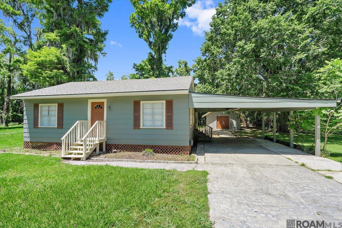 Super Cute Cottage in the Heart of Mid-City Gonzales!  This charming cottage is a rare find blending classic character with modern updates! Featuring real oak floors that bring warmth and timeless beauty, this home also boasts a brand-new roof for peace of mind.  Enjoy a cozy yet functional layout, and the included refrigerator makes moving in a breeze. Step out back to a large shed/workshop perfect for hobbies, storage, or even a creative space! Also great shop/shed perfect for hobbies or storage.  Located right in Mid-City Gonzales, you’ll love the convenience and community feel. Don't miss this adorable gem schedule your showing today!