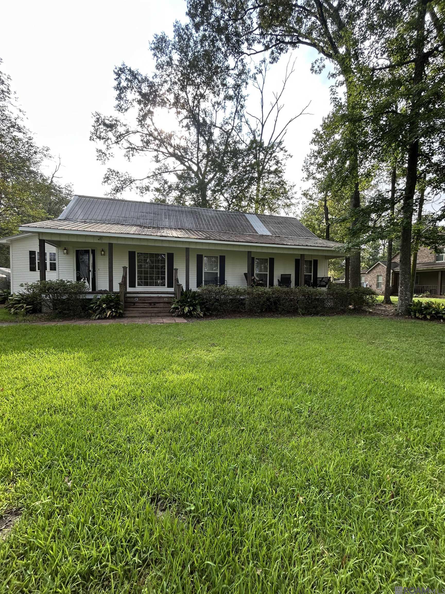 Charming 3 bed, 2 bath home in Prairieville. 1 Acre lot. Flood zone X. Great investment opportunity with plenty of potential.