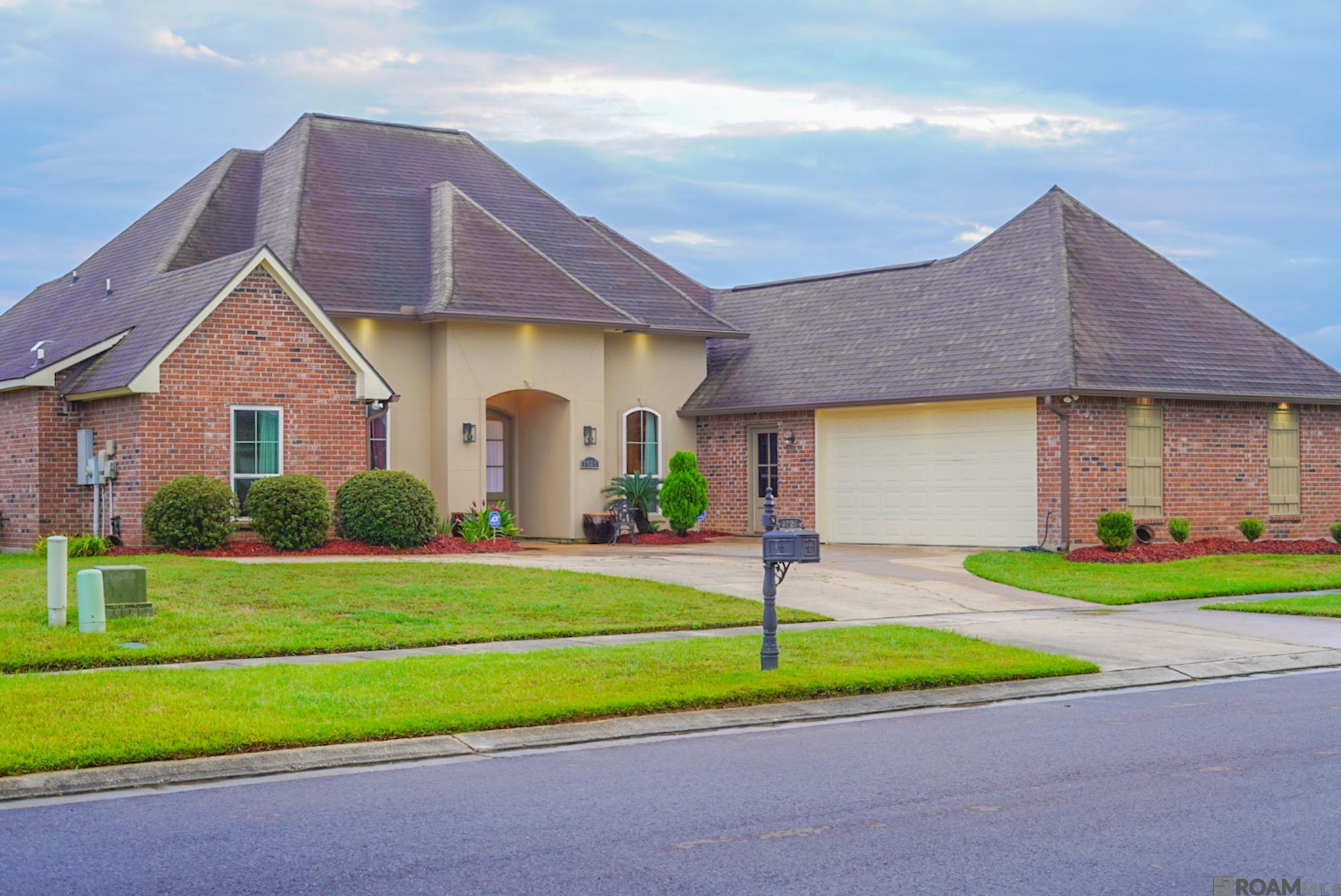 Beautiful 4 bedrooms 3 bath home, in the well establish Audubon Lakes. This beauty is an open floor plan sitting on corner lot next to pool and playground. large lot. Tons of cabinet space. the breakfast area overlooks the lake. This home is a must see.