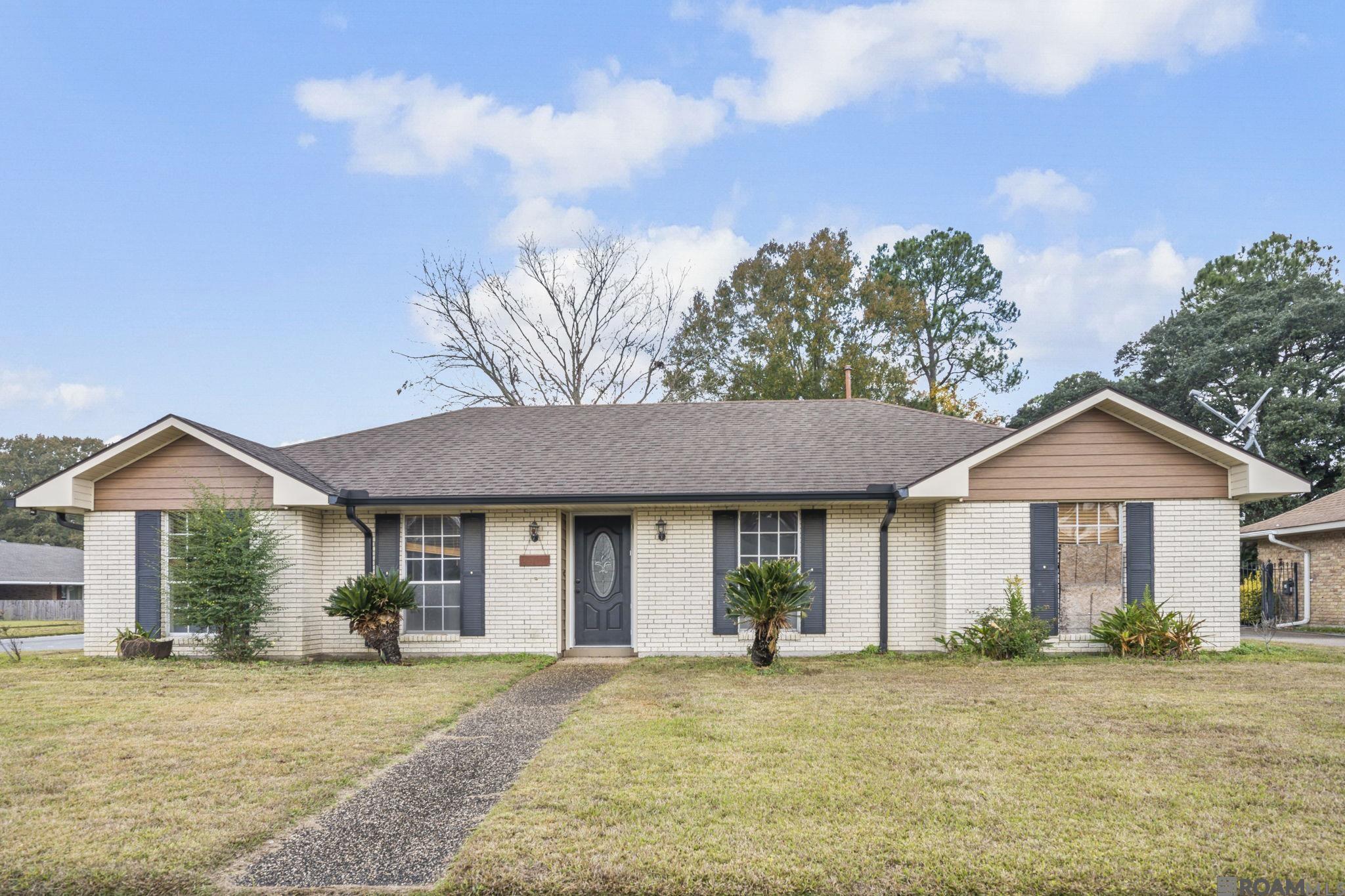 3 bedroom/2 bath home on corner lot in popular Park Forest subdivision!  Open floor plan, breakfast room in kitchen. Plenty of cabinet space and countertops. Nice size master suite with private bath and walk-in closet.  Backyard has open patio area that provides great space for entertaining. Close to shopping, schools and near the Amazon distribution  center!