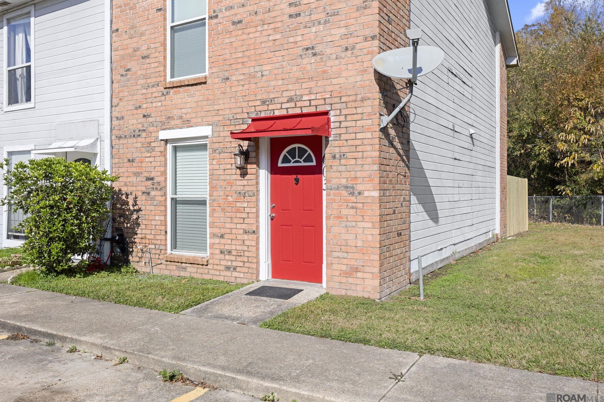 Located just minutes from LSU, shopping, dining, and major Baton Rouge conveniences, this 2 bedroom, 2.5 bathroom end-unit townhome offers an ideal combination of location, layout, and low-maintenance living. The main level features a spacious living room with a cozy fireplace, creating a warm and inviting space for everyday living or entertaining. A convenient half bath downstairs adds functionality for guests. Upstairs, you’ll find two generously sized bedrooms, each with its own private en suite bathroom, offering excellent privacy and flexibility for roommates, guests, or a home office setup. Enjoy outdoor space with a fenced-in back patio, perfect for relaxing, grilling, or pets. As an end unit townhome, this home provides added privacy and natural light. Ideal for owner-occupants or investors, this Baton Rouge townhome near LSU is a fantastic opportunity in a highly desirable location. Schedule your private showing today!
