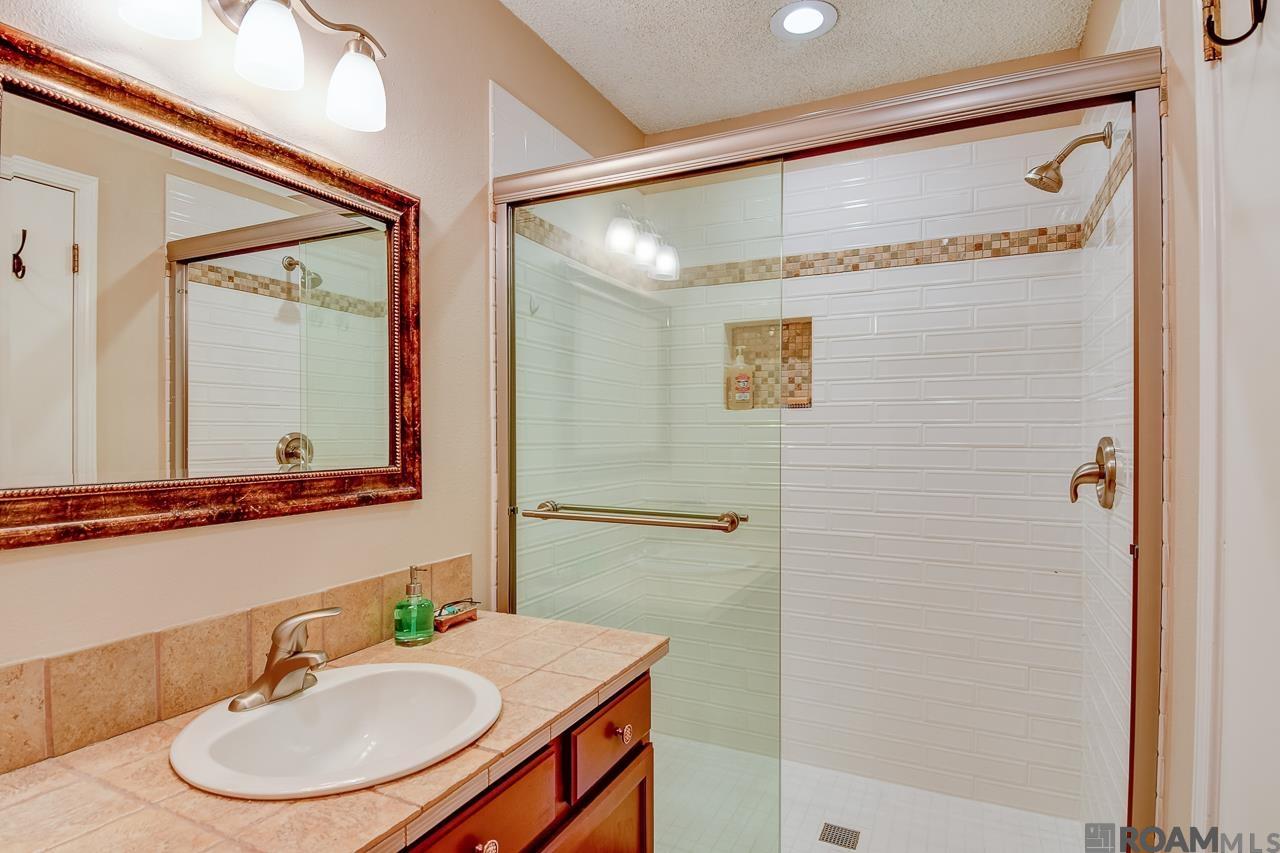 210 Meadowbend Dr, Baton Rouge, LA, 70820