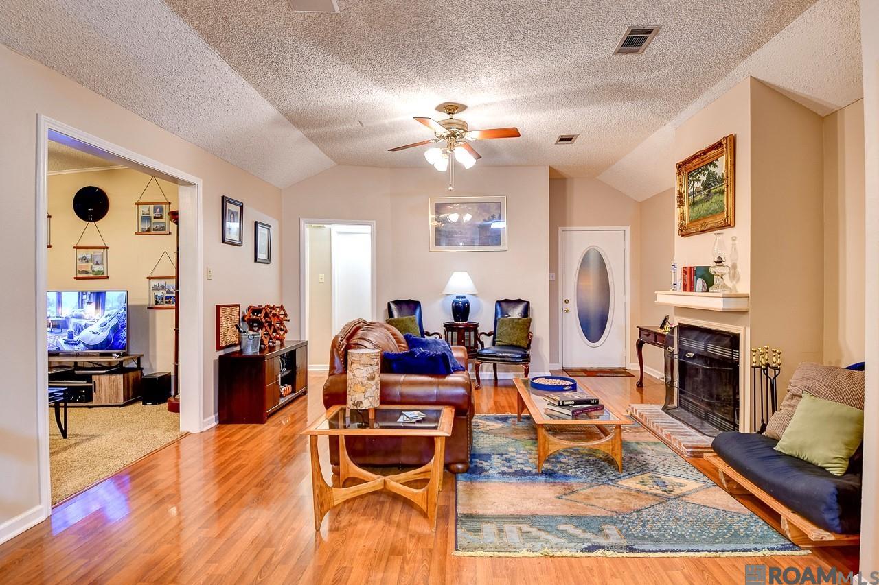 210 Meadowbend Dr, Baton Rouge, LA, 70820