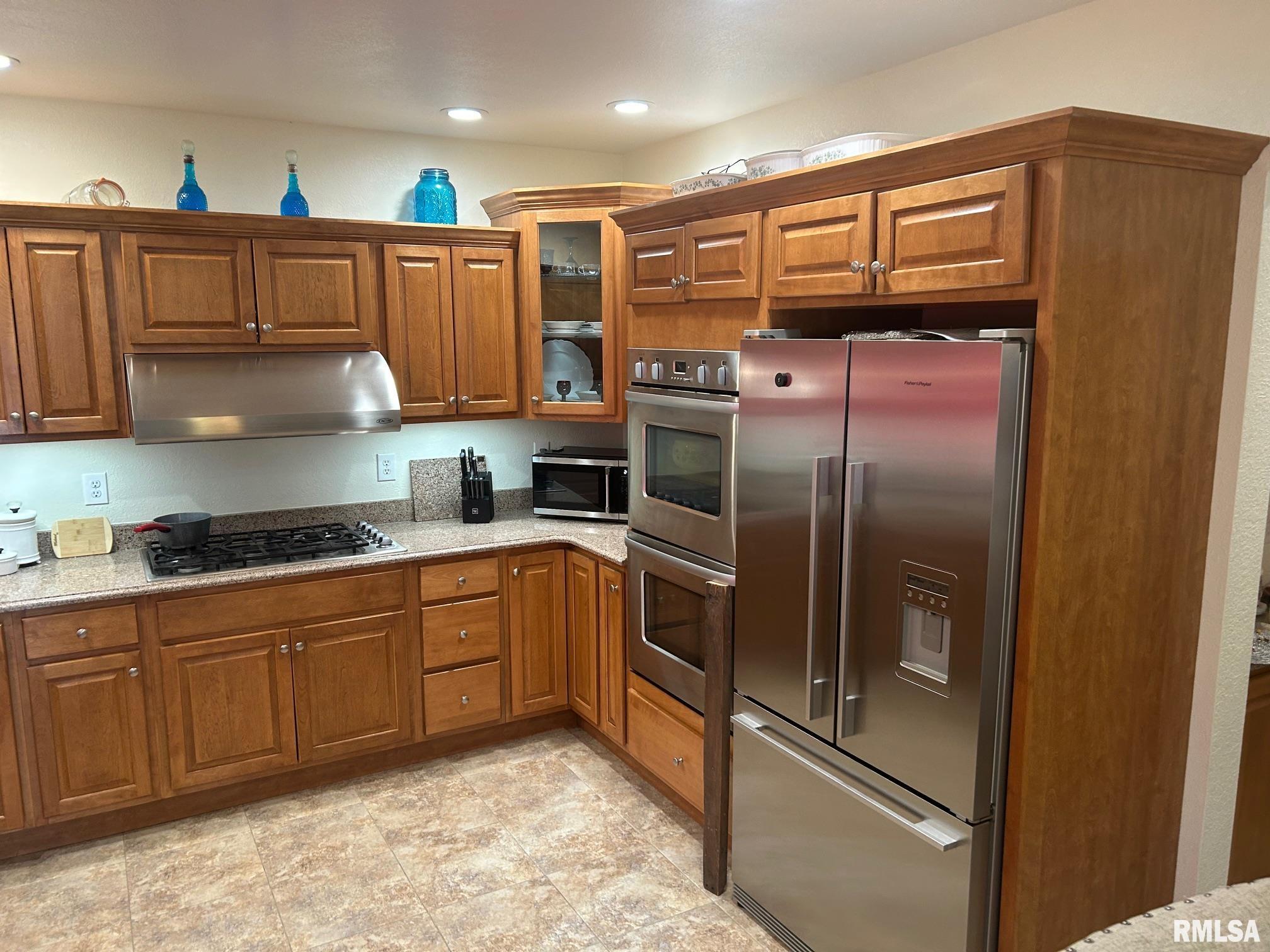 Cold Winter Hot Guns - Onl...